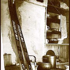 photo "Ski at the furnace cost(stand), the decline behind"