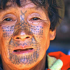 фото "The Dulong Nation With Tattoo On Face"