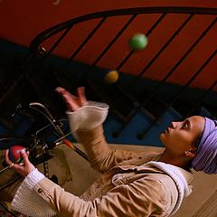 фото "female juggler in a staircase"