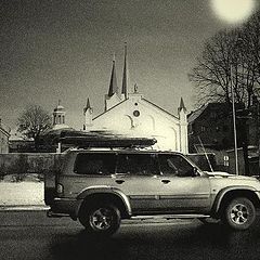 фото "Церковь,ночь,луна и джип."