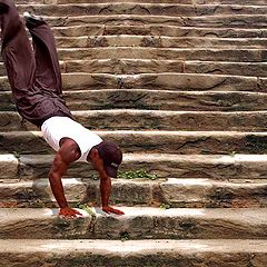 photo "CADA QUIEN ES CADA CUAL Y BAJA LAS ESCALERAS COMO"