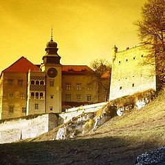 фото "Castle of Pieskowa Skaіa (Poland) in the fall"