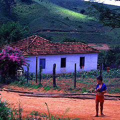 фото "Kid in the middle of the road"