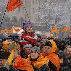 фото "Девочка и митинг"