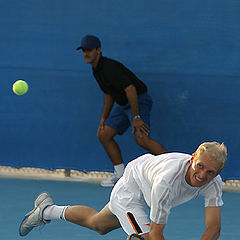 photo "The tow-hands backhand shot"