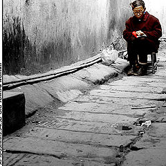 photo "Old Town-Woman(2)"