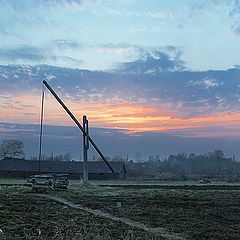 фото "Деревенская вечерняя панорама с колодцем"