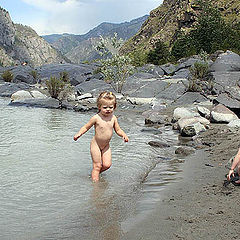 фото "Девочки у горной реки"