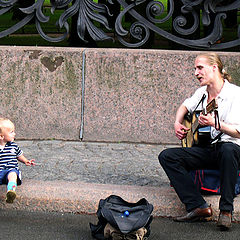 фото "ребенок и певец"