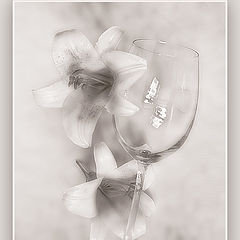 фото "Натюрморт с бокалом и белыми лилиями..."