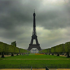 фото "Eiffel tower view - under the nasty sky..."