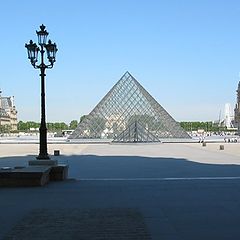 фото "La pyramide du Louvre in Paris (FR)"