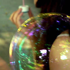 фото "Девочка пускающая мыльные пузыри..."