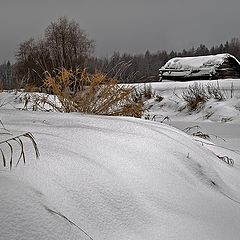 фото "Снежная речная картинка с избушкой на заднем плане"