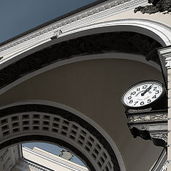 фото "Пространстаенно-арочная композиция с городскими часами"