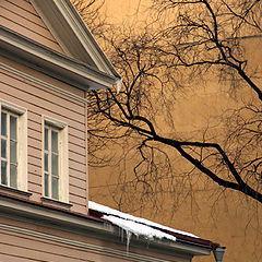 photo "Moscow. Wooden house and yellow wall."