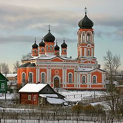 фото "Начало дня в поселке Крестцы. Церковь Святой Троицы."