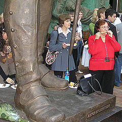 photo "Touch to art! In Peter's legs. Zurab Tsereteli's sculpture."