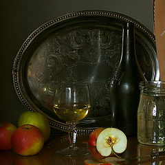 фото "Бокал разбавленного вина и прошлогоднее яблоко"