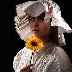 фото "Портрет молодой девушки с маленьким подсолнухом"