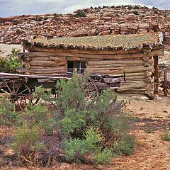 фото "The late 1800's cabin at Arches National Park"