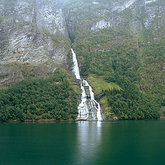 фото "Waterfall in the Geiranger Fjord"