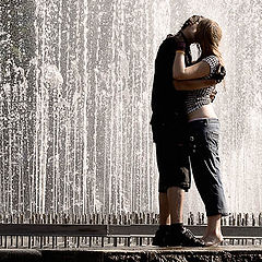 фото "Он, она плюс фонтан = любовь"