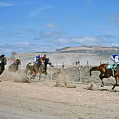 photo "The Dust Bowl, no. 4 leads out on the final circuit....."