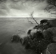 фото "Вода, мутно пенясь, шипела. Острый ветер душу холодил."