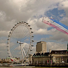 фото "Planes flying over London Eye"