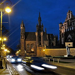 фото "Новое средневековье, или Собор Святой Анны в Вильнюсе апрельской ночью"