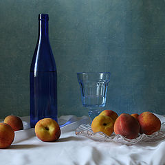 фото "С синей бутылкой и персиками"