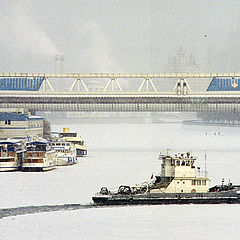 фото "Ледокол на Москве-реке"