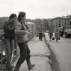 фото "Два Пьяных Неформала на Мосту, г. Златоуст, май 1990 г."