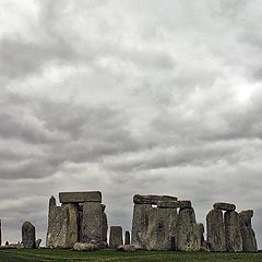 фото "STONEHENGE и красный автобус."