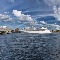 фото "Лайнер Silver Whisper у Благовещенского моста ( Санкт - Петербург)...и облака..облака..."