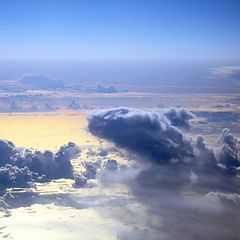 фото "Касатка, выныривающая из моря облаков"