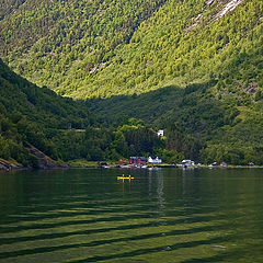 фото "пейзаж с желтой лодкой"