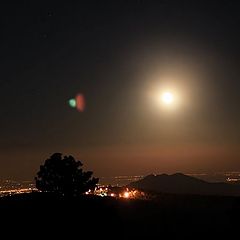 фото ""НЛО над ночным городом""