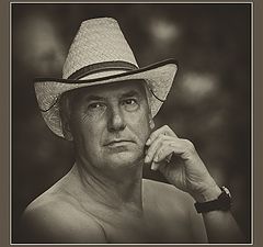 фото "Портрет мужчины при часах и в шляпе."