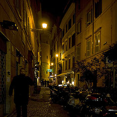 фото "ночью в узких улочках Рима.."