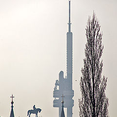 фото "Жижковская башня и памятник Яну Жижке"