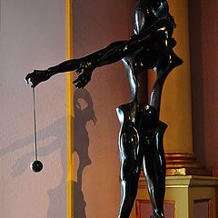 фото "тень и ее статуя"