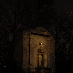 фото "mysterious tomb at midnight"