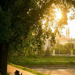 фото "Солнце, нежно пробиваясь сквозь листву, классическую сцену в парке освещает"