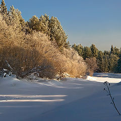 фото "Задремала речка под снежным покрывалом"