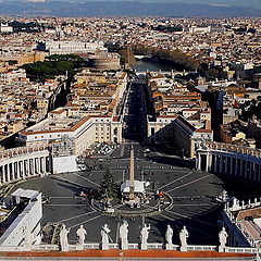 photo "The colonnade of the Cathedral of St. Peter's in Rome"
