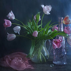 фото "Тюльпаны и декоративная бутылка"