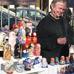 фото "the seller of russian souvenirs"