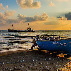 фото "Wreck ship and the boat"